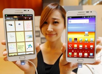 galaxy-note-ics-update-girl-with-phones
